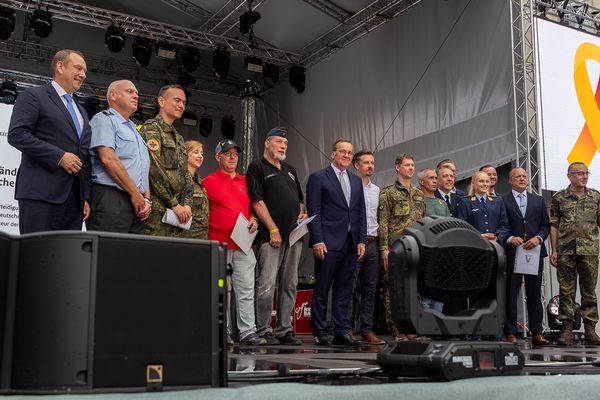 Verteidigungsminister Boris Pistorius ehrte zwölf Veteraninnen und Veteranen mit dem Veteranenabzeichen. Foto: DBwV/Yann Bombeke