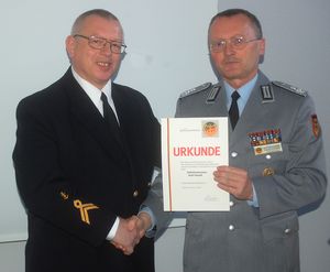 Stabsbootsmann Rudi Haardt (r.) wird vom Bezirksvorsitzenden Oberstleutnant Jörg Struckmeier für seine langjährige Treue zum DBwV geehrt. Foto: DBwV