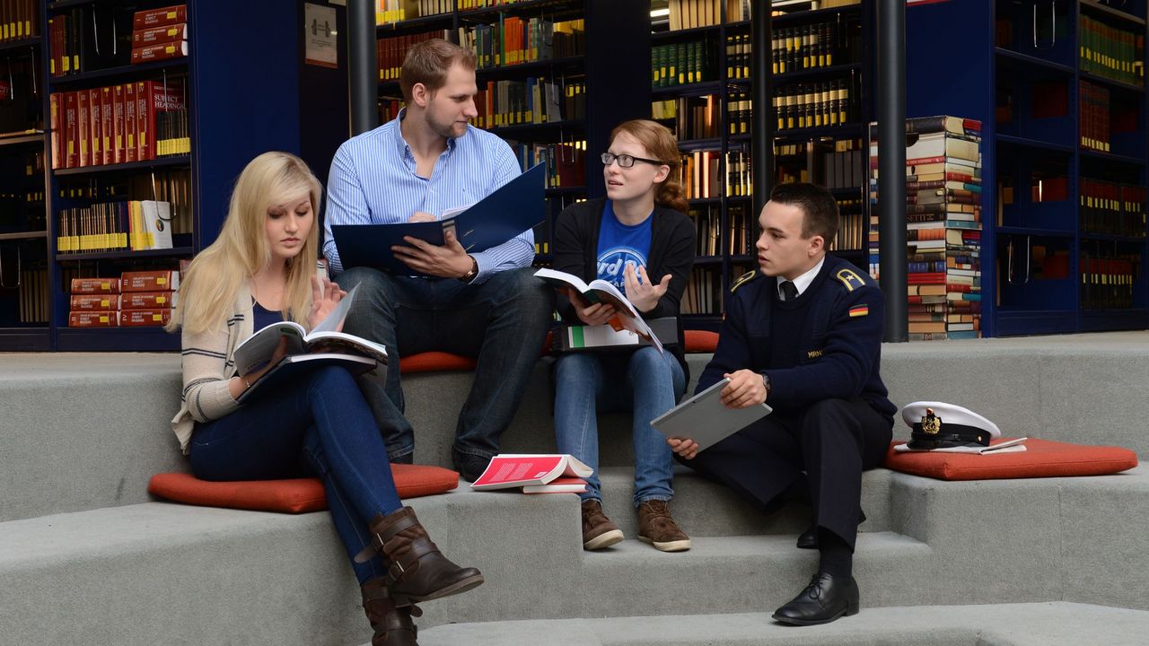 Studierende der Helmut-Schmidt-Universität in der Bibliothek   Foto: Reinhard Scheiblich