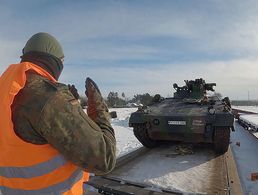 Kommunikation per Handzeichen: Die Schützenpanzer rollen mühelos nacheinander von der Verladerampe. Foto: Bundeswehr/PAO EFP