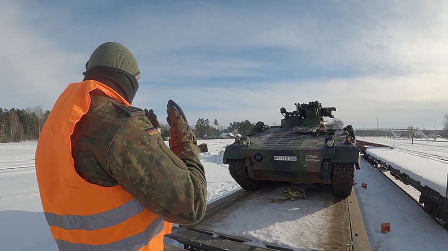 Kommunikation per Handzeichen: Die Schützenpanzer rollen mühelos nacheinander von der Verladerampe. Foto: Bundeswehr/PAO EFP