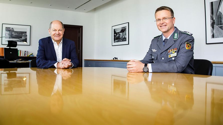 Bundesfinanzminister Olaf Scholz (l.) und Oberstleutnant André Wüstner sprachen unter anderem über das Corona-Konjunkturpaket, größere Beschaffungsvorhaben und über den Verteidigungshaushalt. Foto: BMF