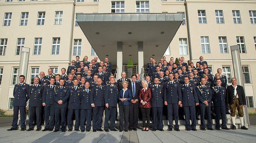 Verteidigungsministerin Ursula von der Leyen mit Angehörigen der Bundeswehr, die am Ebola-Einsatz beteiligt waren. Foto: dpa