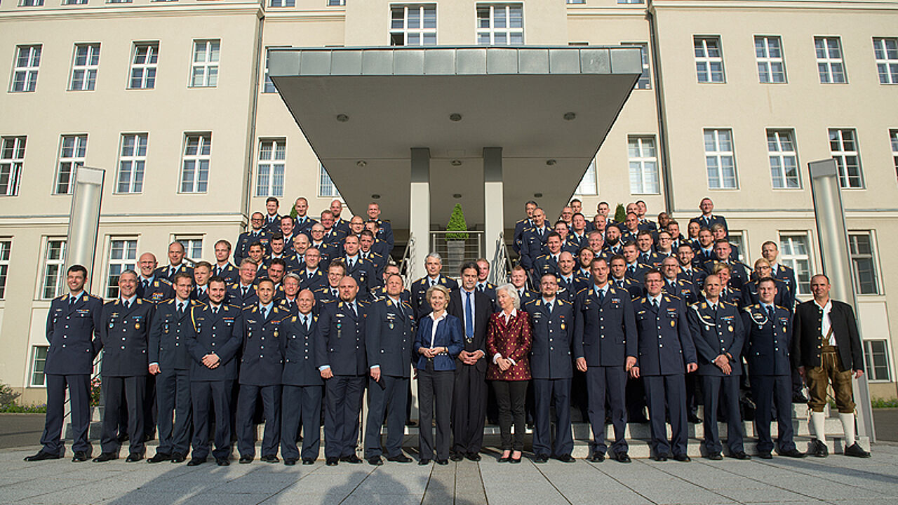 Verteidigungsministerin Ursula von der Leyen mit Angehörigen der Bundeswehr, die am Ebola-Einsatz beteiligt waren. Foto: dpa