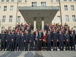 Verteidigungsministerin Ursula von der Leyen mit Angehörigen der Bundeswehr, die am Ebola-Einsatz beteiligt waren. Foto: dpa