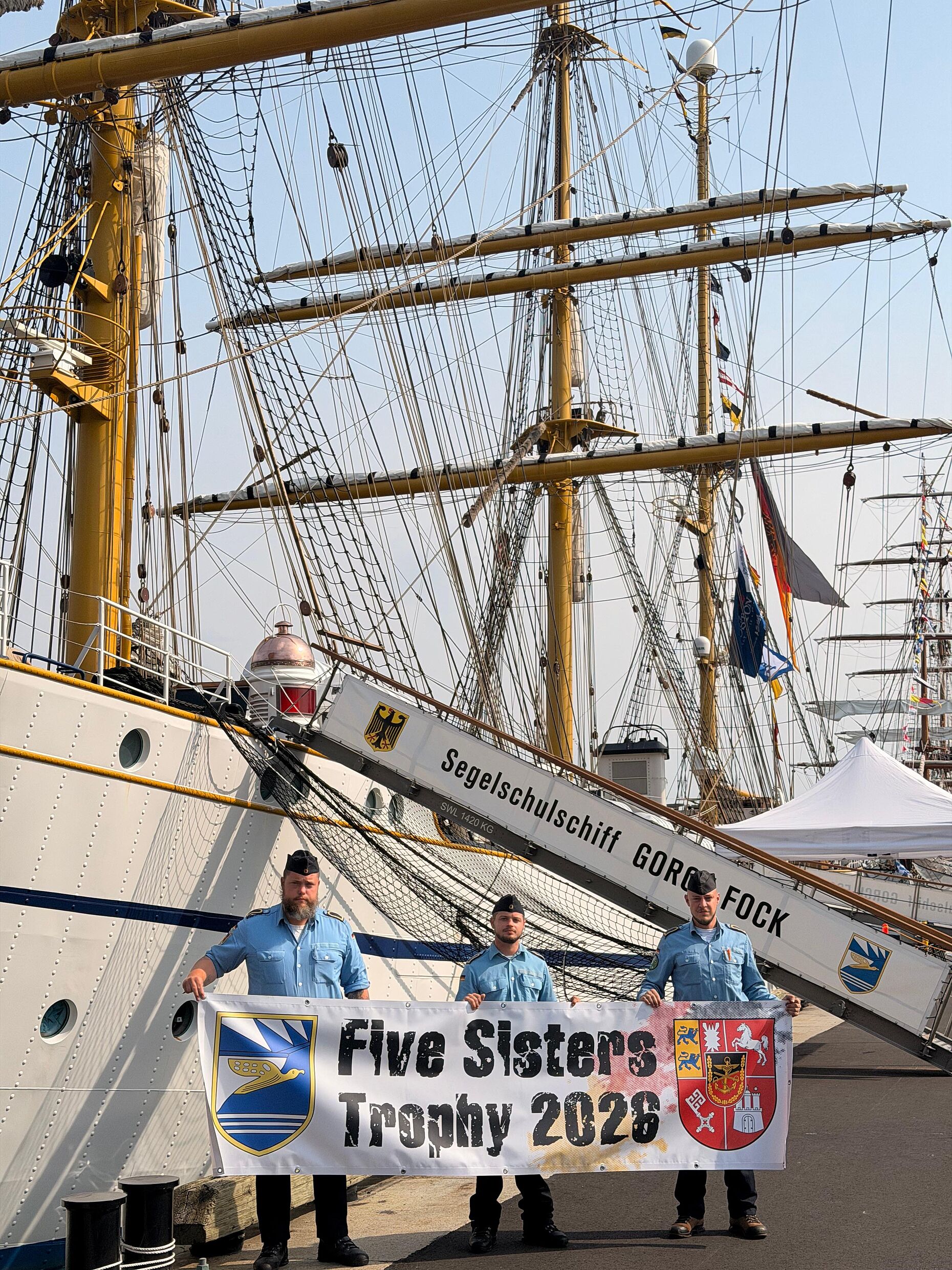 Nach 7,5 Stunden kam die Besatzung der „Gorch Fock", hier mit Banner des LV Nord, bei der Five Sister Trophy ins Ziel. Foto: DBwV