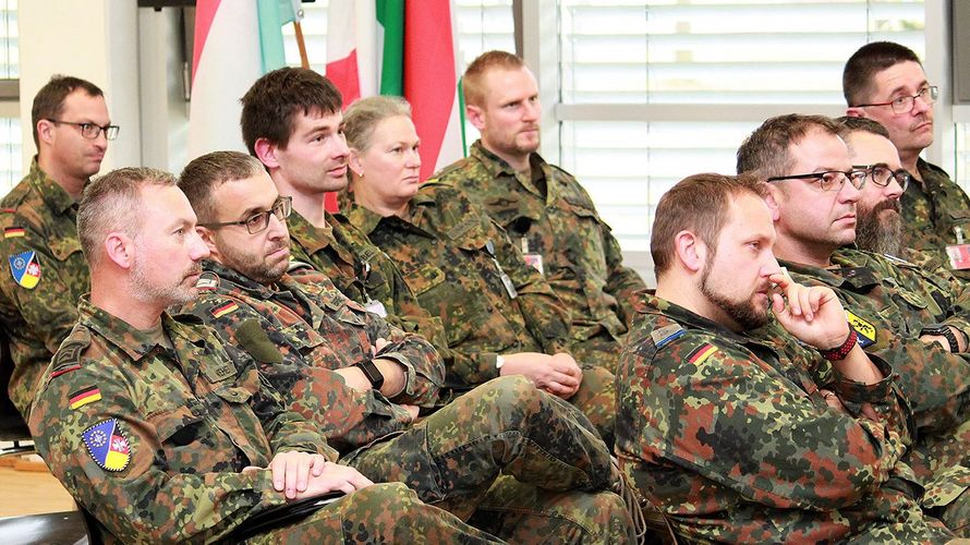 Das Interesse der 40 Berufssoldaten an den angebotenen Themen war groß. Foto: DBwV/LV Süddeutschland