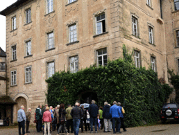 Die Teilnehmer der Entdeckungstour vor Schloss Hohenstadt. Foto: DBwV/Ingo Kaminsky