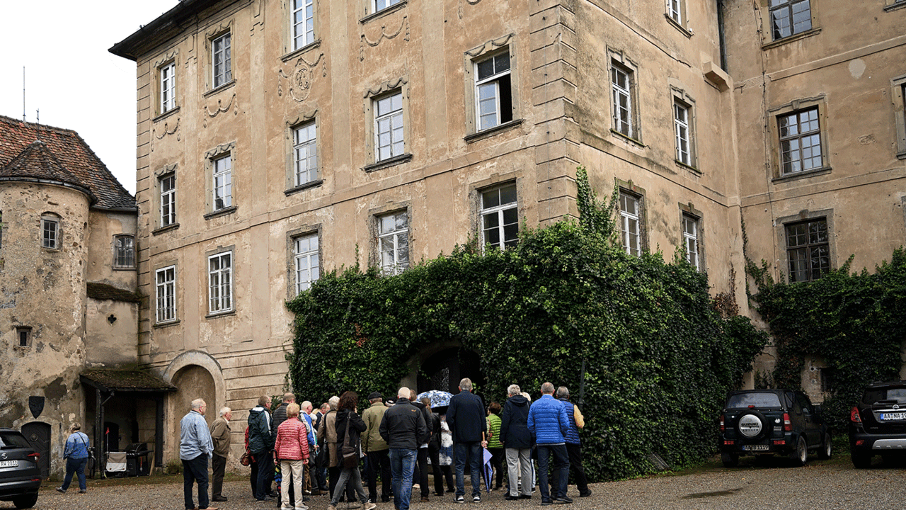 Die Teilnehmer der Entdeckungstour vor Schloss Hohenstadt. Foto: DBwV/Ingo Kaminsky