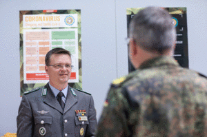 Der Bundesvorsitzende im Gespräch mit dem Inspekteur des Sanitätsdienstes. Foto: Bundeswehr/Markus Dittrich