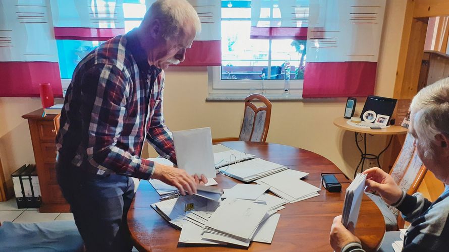 Bei der Auszählung der Stimmen: Karl- Heinz Buld (stehend) und der Leiter des Wahlausschusses, Walter Schmidt. Foto: Peter Vietze