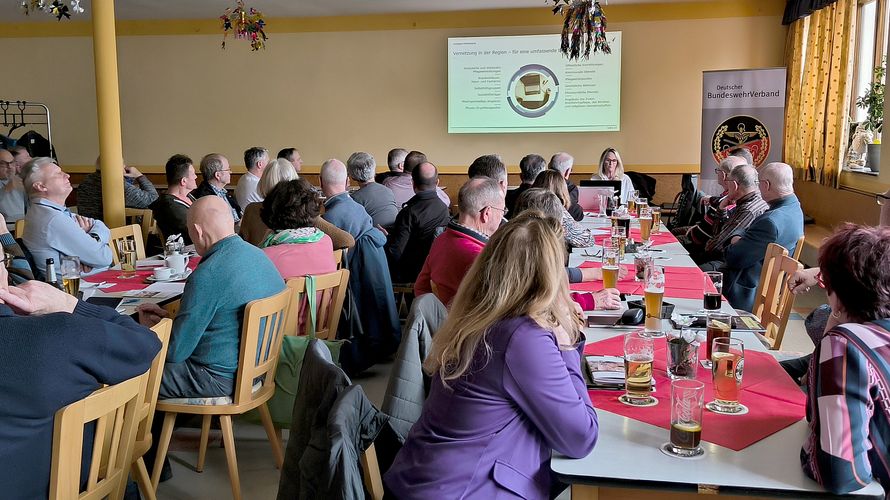 Mit großem Interesse nahmen die Mitglieder der KERH Memmingen die Informationen rund um das Thema Pflege auf. Foto: KERH Memmingen