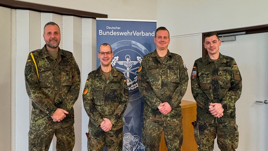 Die gewählten Vorsitzenden (von links) am Standort Roding Oberstabsfeldwebel Tobias Manfred Müller (TruKa VersBtl 4), Oberstleutnant Thomas Zimmermann (StoKa Roding) mit Bezirksvorsitzendem Stabsfeldwebel Christian Schleicher sowie Hauptfeldwebel Florian Pastuszka (TruKa 8./FJgRgt 3). Foto: Brian Berger 