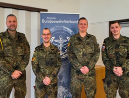 Die gewählten Vorsitzenden (von links) am Standort Roding Oberstabsfeldwebel Tobias Manfred Müller (TruKa VersBtl 4), Oberstleutnant Thomas Zimmermann (StoKa Roding) mit Bezirksvorsitzendem Stabsfeldwebel Christian Schleicher sowie Hauptfeldwebel Florian Pastuszka (TruKa 8./FJgRgt 3). Foto: Brian Berger 