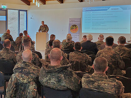 Die Mitglieder der TruKa General-Dr.-Speidel-Kaserne bekundeten mit der erneuten Wahl der bisherigen Mitglieder des Vorstandes ihre Zufriedenheit mit der geleisteten Kameradschaftsarbeit. Foto: Heiko Steng