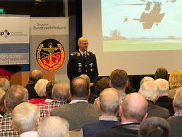 Oberstleutnant Christian Mayer stellt bisherige und künftige Entwicklungen im HSG 64 vor Foto: DBwV