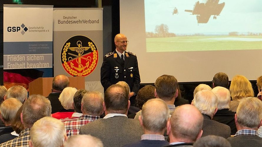 Oberstleutnant Christian Mayer stellt bisherige und künftige Entwicklungen im HSG 64 vor Foto: DBwV