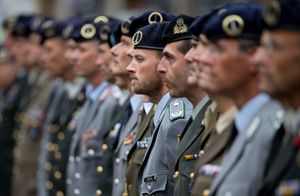 Soldaten des I. Deutsch-Niederländischen Korps bei der Militärparade. Foto: dpa