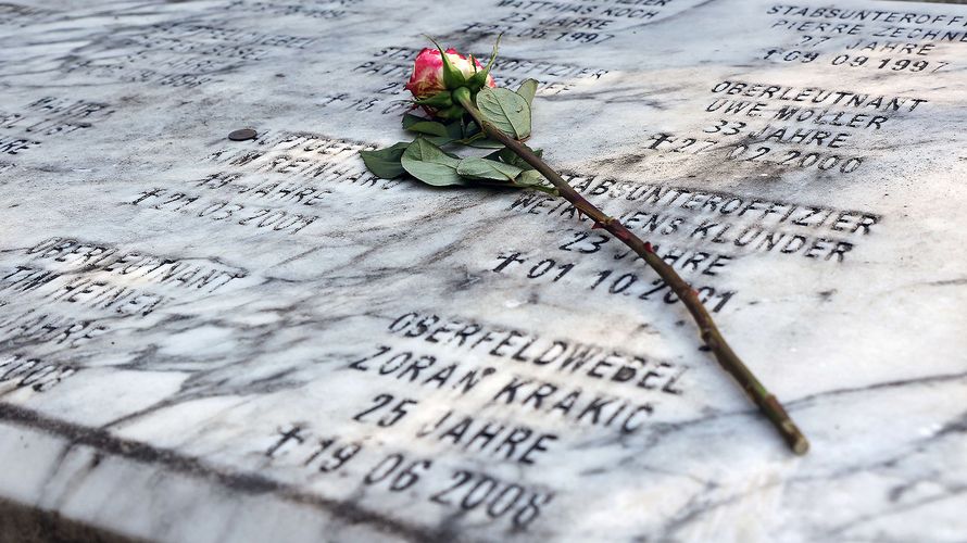 Der Gedenkstein Rajlovac-Sarajevo im Wald der Erinnerung. Die Gedenkstätte beim Einsatzführungskommando in der Henning-von-Tresckow-Kaserne bei Potsdam wurde im November 2014 zum Gedenken an die in den Auslandseinsätzen ums Leben gekommenen Bundeswehrangehörigen eingeweiht. Foto: DBwV/Mika Schmidt