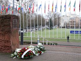 Blumen vor dem "Auschwitz-Gedenkstein" in Strasbourg. Foto: DPA