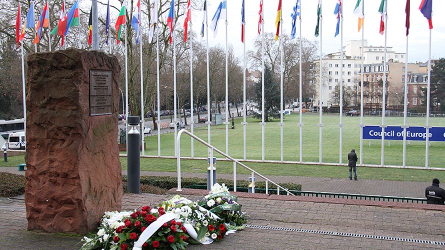 Blumen vor dem "Auschwitz-Gedenkstein" in Strasbourg. Foto: DPA