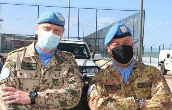 Der Kommandeur über die MTF, Konteradmiral Sergio Salgueirinho (r.), hat die Führung an Flottillenadmiral Axel Schulz (l.) übergeben. Foto: Bundeswehr