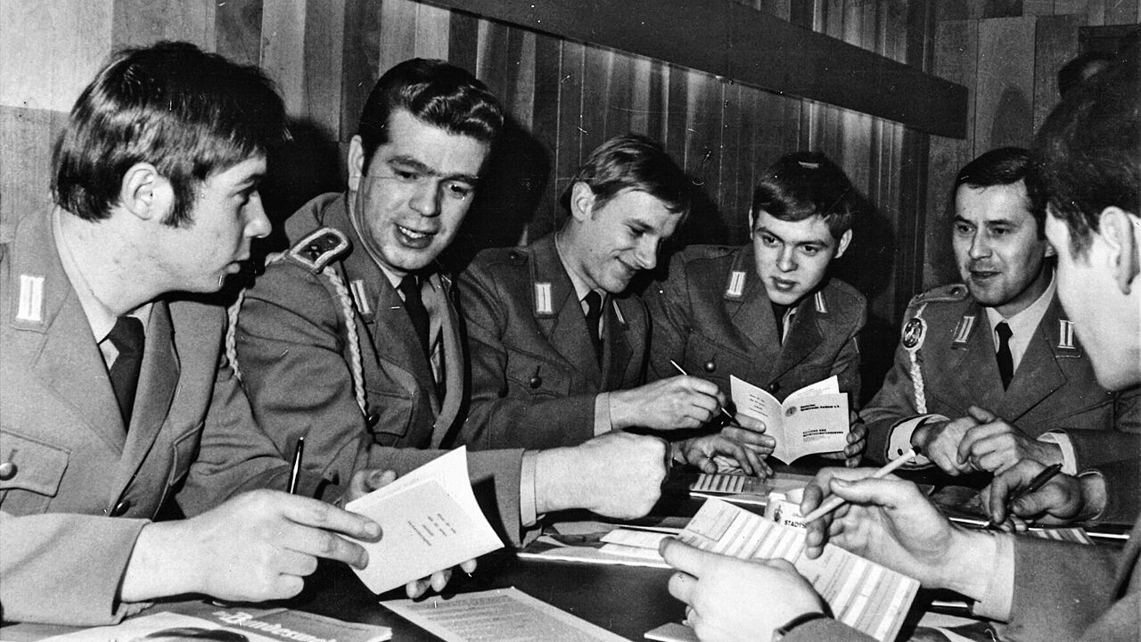 Dass die Mitglieder des DBwV, hier junge Wehrpflichtige, die sich über den Verband informieren, in der Bundesgeschäftsstelle gut betreut wurden, lag auch in den Händen einer Frau: Gertraud Wistorf arbeitete von November 1956 bis 2002 für den DBwV. Foto: DBwV