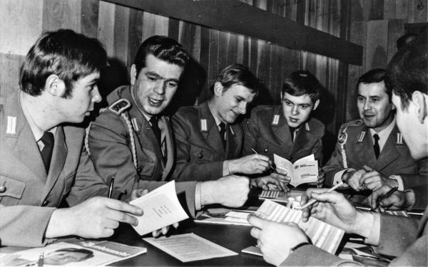 Wehrpflichtige informieren sich in der Truppenkameradschaft der Feldjägerausbildungskompanie 730 in Düsseldorf 1970 über Bedeutung, Aufgaben und Ziele des DBwV. Foto: DBwV