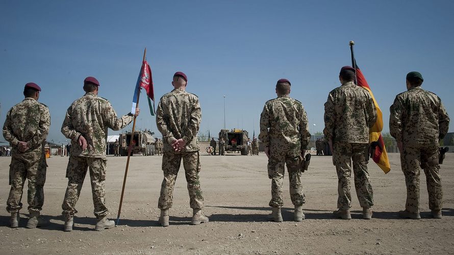 Am Ostersonntag 2010 nehmen Soldaten bei einer Trauerfreier im Feldlager Kundus Abschied von Kameraden. Nils Bruns, Robert Hartert und Martin Augustyniak waren zwei Tage zuvor, an Karfreitag, bei einem Gefecht gefallen. Foto: dpa