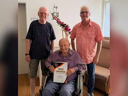 Ralf Kiepert (von links), der Jubilar Joachim Luther und Uwe Wolf. Foto: DBwV
