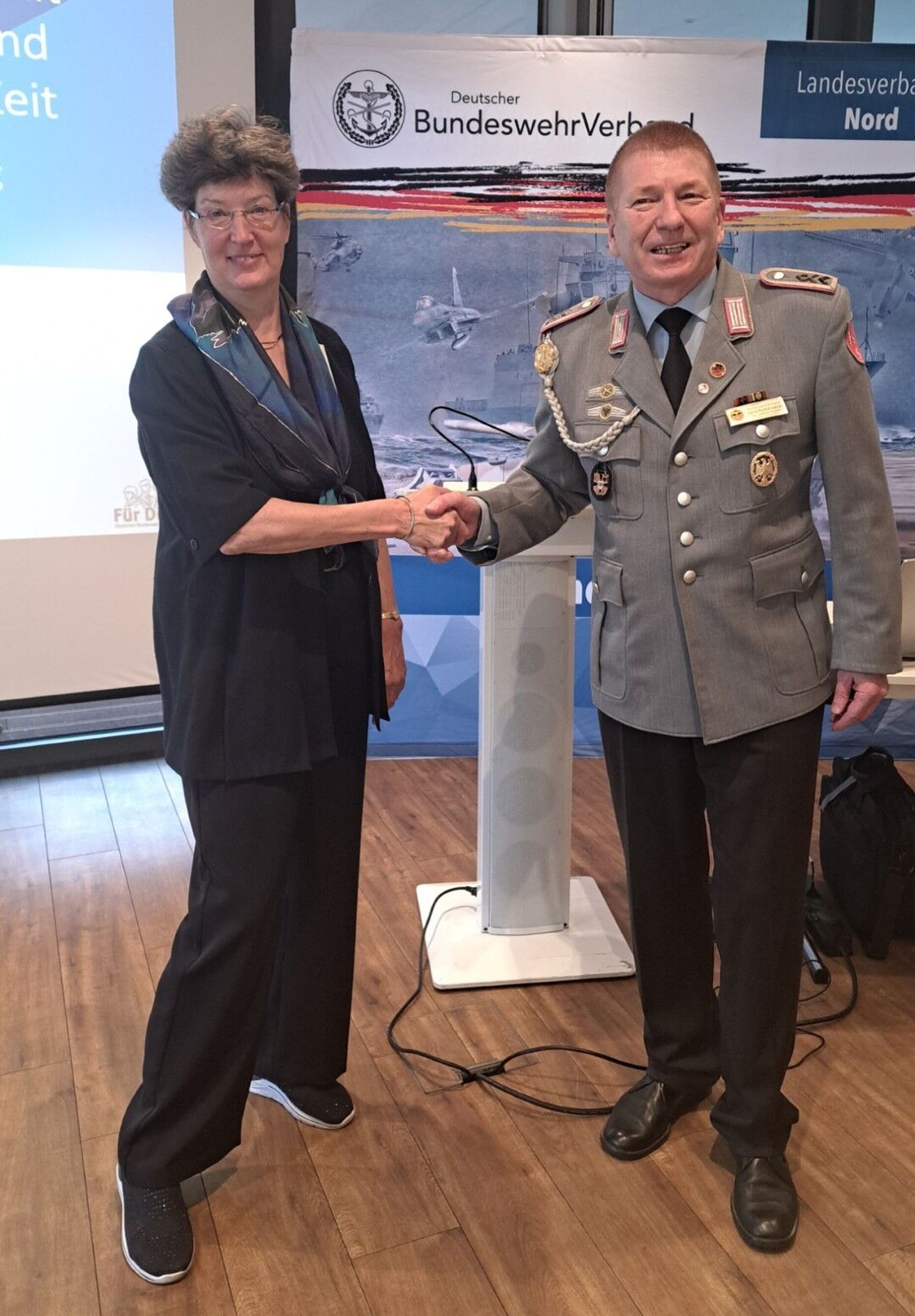 Studiendirektorin Renate Borchardt (links), Leiterin der Bundeswehrfachschule Hamburg, wurde von Gerd Dombrowski als Referentin begrüßt. Foto: DBwV