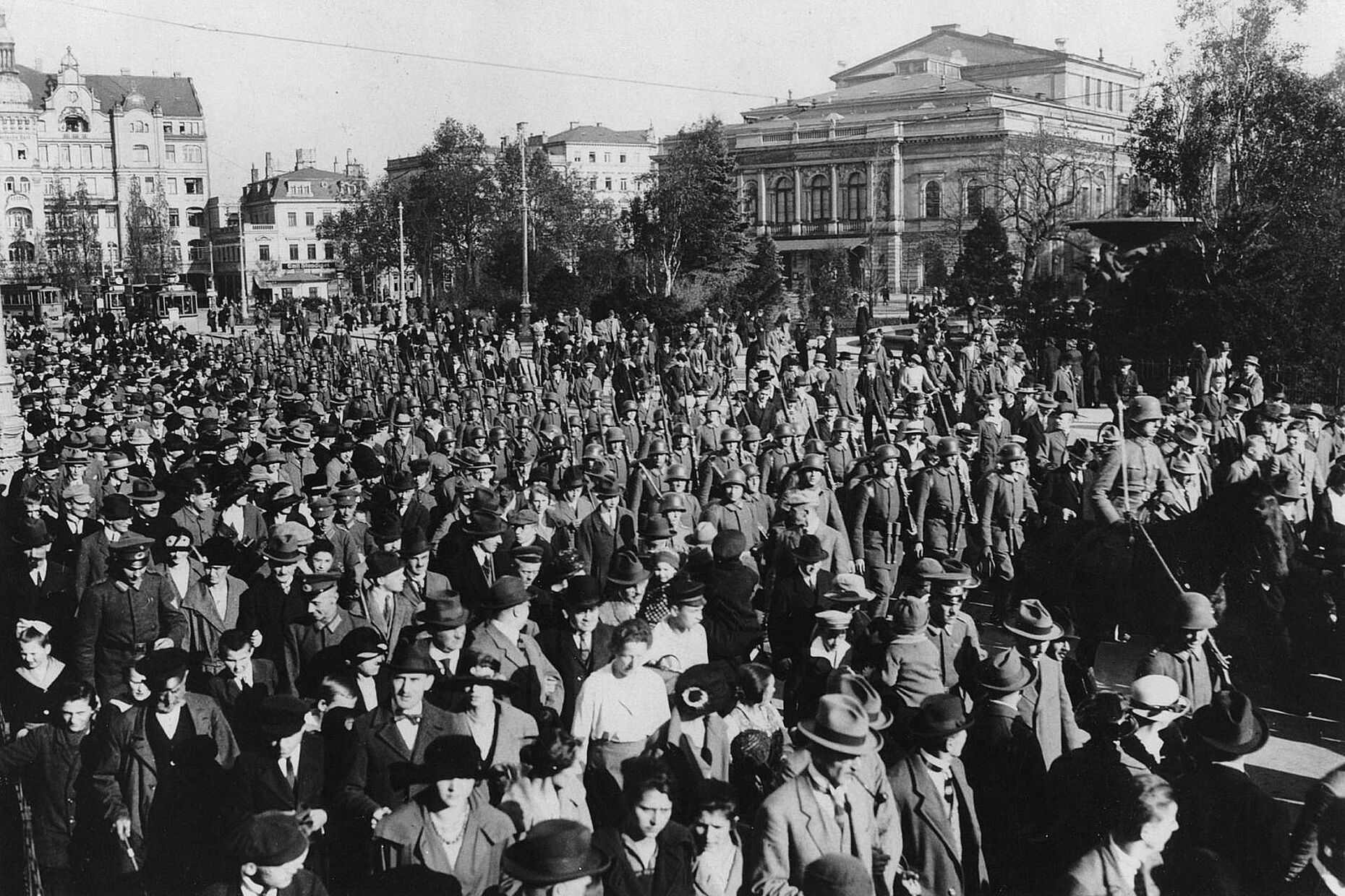 Reichswehrkompanie am Albertplatz in der Dresdener Neustadt auf dem Weg zum Sächsischen Landtag: An der militärischen Besetzung Sachsens sollen insgesamt 60.000 Soldaten beteiligt gewesen sein.  Foto: ullstein bild/ Robert Sennecke 