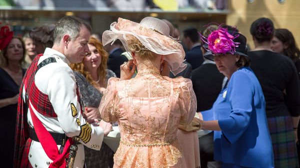Festliches britisches Flair: Gäste der Royal Wedding Party in der Britischen Botschaft. Foto: Bombeke