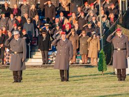 Der Generalinspekteur der Bundeswehr, General Volker Wieker (m.), übergab am 4. November die Verantwortung für die Auslandseinsätze als Befehlshaber des Einsatzführungskommandos der Bundeswehr von Generalleutnant Hans-Werner Fritz (r.) an Generalleutnant 