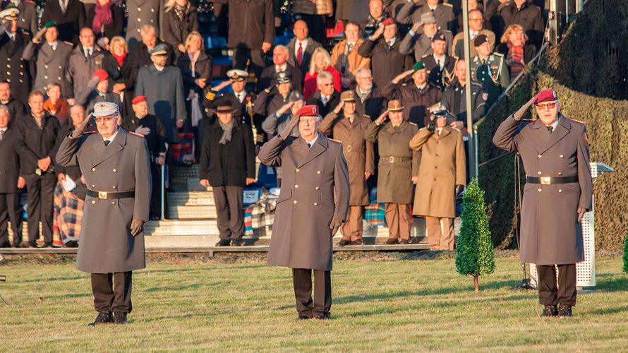 Der Generalinspekteur der Bundeswehr, General Volker Wieker (m.), übergab am 4. November die Verantwortung für die Auslandseinsätze als Befehlshaber des Einsatzführungskommandos der Bundeswehr von Generalleutnant Hans-Werner Fritz (r.) an Generalleutnant 