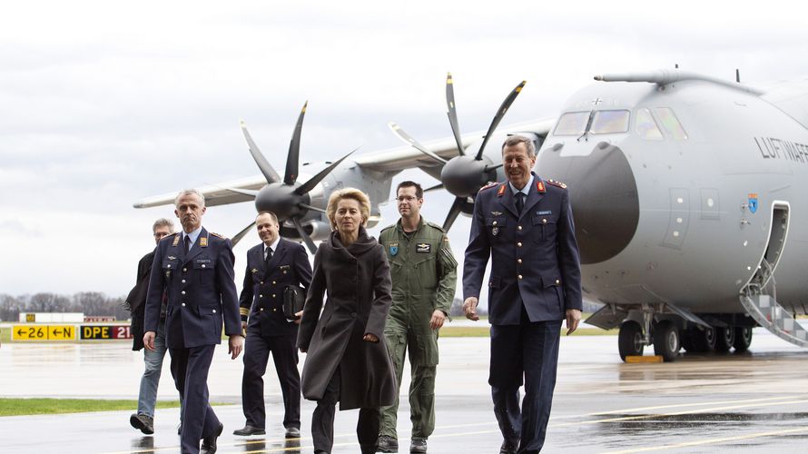 Verteidigungsministerin Ursula von der Leyen vor einem A400M (Archivbild). Nicht nur der vermeintlich modernste Transporter der Welt mach Probleme Foto: Bundeswehr