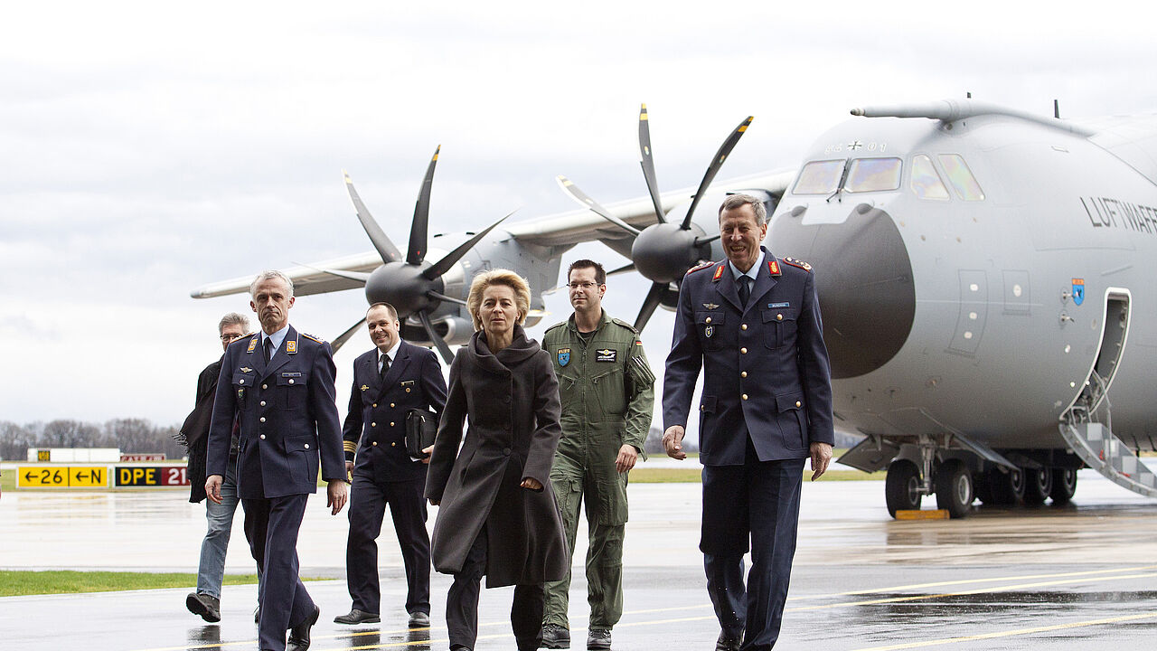 Verteidigungsministerin Ursula von der Leyen vor einem A400M (Archivbild). Nicht nur der vermeintlich modernste Transporter der Welt mach Probleme Foto: Bundeswehr
