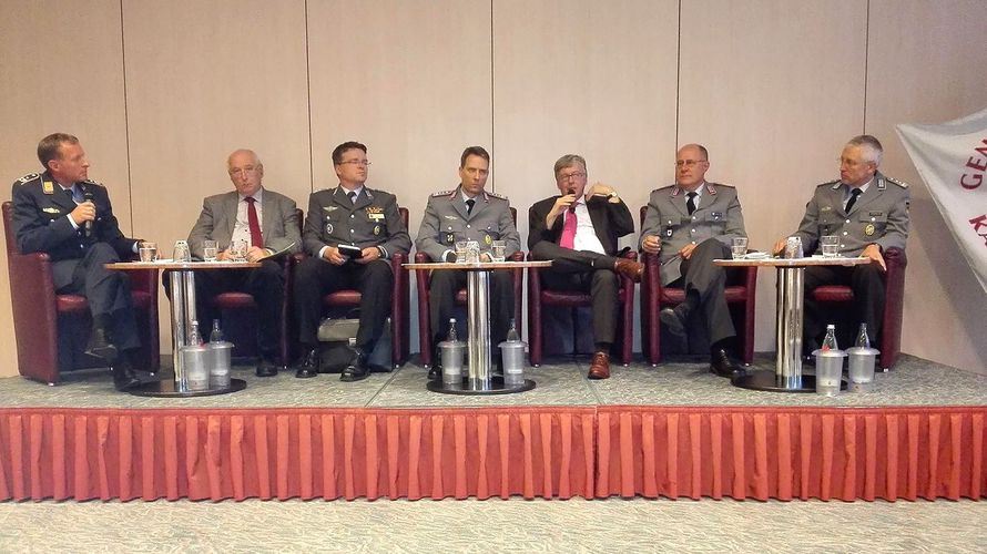 Auf dem Podium, v.l.n.r.: Moderator Oberstleutnant Oliver Ponsold, Klaus Beck, Oberstleutnant André Wüstner, Oberst i.G. Sven Lange, der Wehrbeauftragte Hans-Peter Bartels, Oberst i.G. Reinhold Janke und Oberst Rüdiger Attermeyer. Foto: Oliver Ponsold/GKS