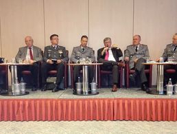 Auf dem Podium, v.l.n.r.: Moderator Oberstleutnant Oliver Ponsold, Klaus Beck, Oberstleutnant André Wüstner, Oberst i.G. Sven Lange, der Wehrbeauftragte Hans-Peter Bartels, Oberst i.G. Reinhold Janke und Oberst Rüdiger Attermeyer. Foto: Oliver Ponsold/GKS