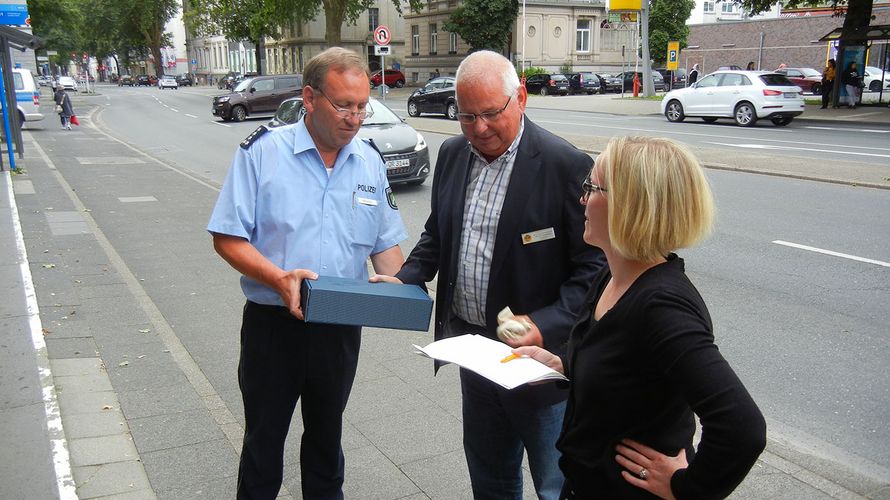 Der Vorsitzende der Kameradschaft Oberstleutnant a.D. Uwe Börner überreicht als Dank kleine Präsente an die Referenten Herder und Moritz Foto: sKERH Düsseldorf- Bergisches Land