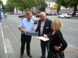 Der Vorsitzende der Kameradschaft Oberstleutnant a.D. Uwe Börner überreicht als Dank kleine Präsente an die Referenten Herder und Moritz Foto: sKERH Düsseldorf- Bergisches Land