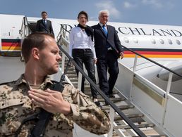 Bundespräsident Frank-Walter Steinmeier und seine Frau Elke Büdenbender bei der Ankunft auf dem Flughafen in Masar-i-Scharif Foto: dpa