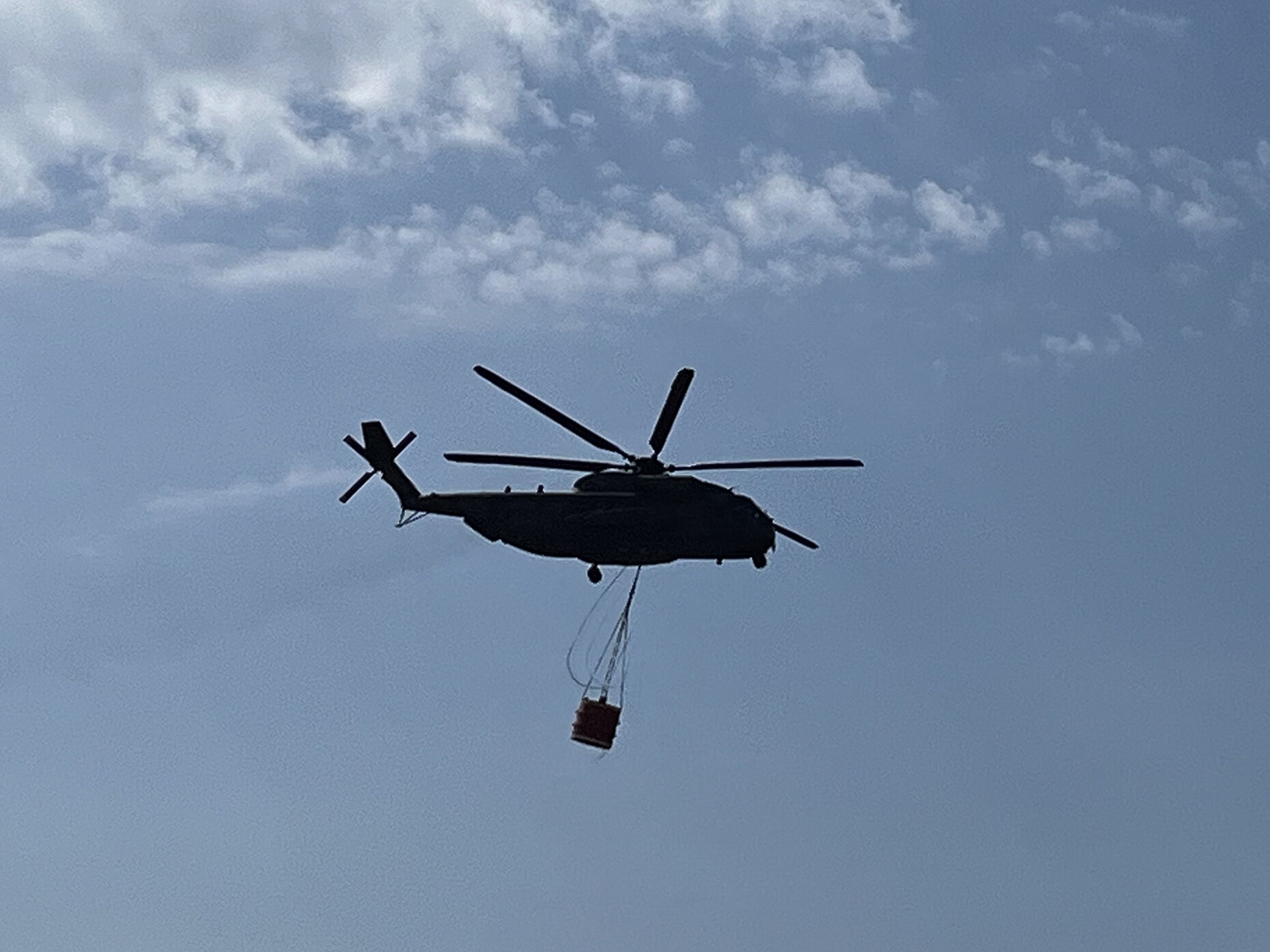 Ein Transporthubschrauber CH-53 mit Außenlast. Foto: DBwV/Anne Jekien