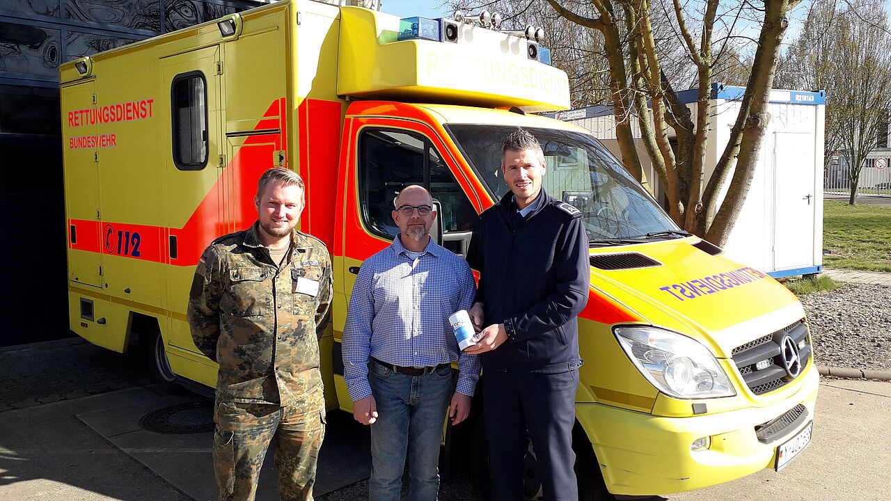 Christian Hillmer (re) und Tobias Heinen übergaben den Spendenerlös zugunsten der Soldaten- und Veteranen-Stiftung an den Standortbeauftragten Udo Zenz. Foto: G. Arleth 