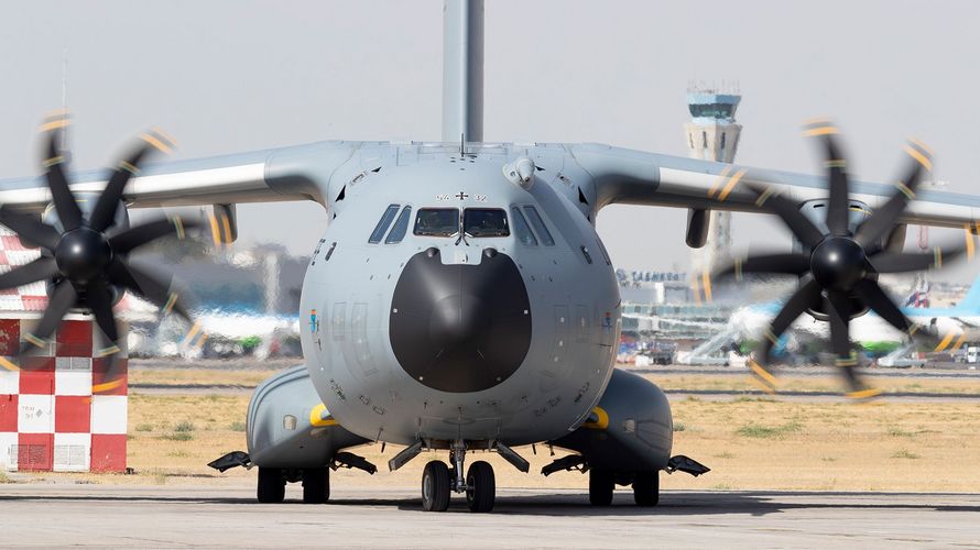 Ein Airbus A400M der Luftwaffe auf dem Flughafen von Taschkent in Usbekistan. Elf Tage lang absolvierten die Einsatzkräfte der Bundeswehr mit der Luftbrücke nach Kabul eine extrem schwierige und gefährliche Mission. Foto: Bundeswehr/Tessensohn