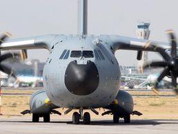 Ein Airbus A400M der Luftwaffe auf dem Flughafen von Taschkent in Usbekistan. Elf Tage lang absolvierten die Einsatzkräfte der Bundeswehr mit der Luftbrücke nach Kabul eine extrem schwierige und gefährliche Mission. Foto: Bundeswehr/Tessensohn