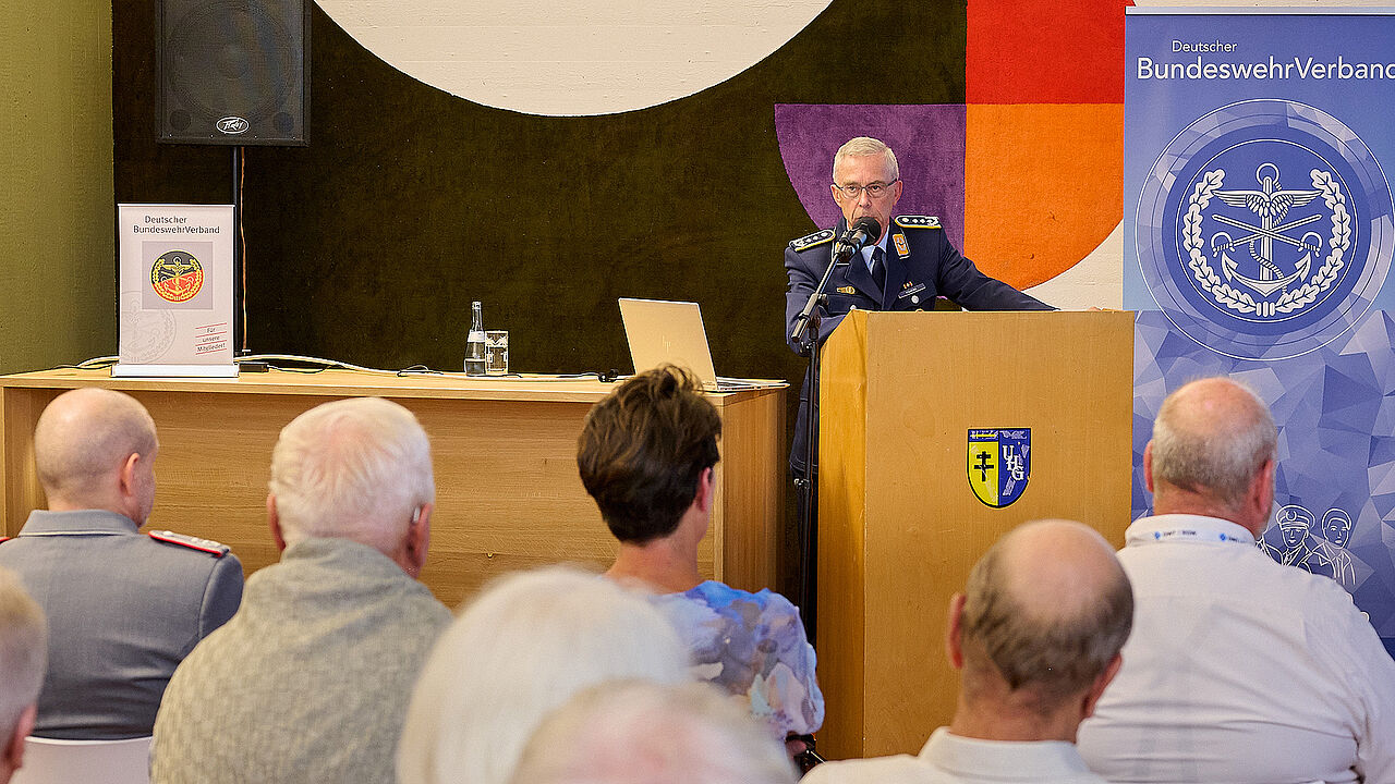 Zum Vortrag vom Kommandeur Landeskommando Baden-Württemberg, Oberst Thomas Köhring, kamen nahezu 70 Gäste von BundeswehrVerband, GSP-Ulm und DWT-Ulm. Foto: Ingo Kaminsky