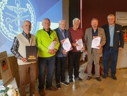 Die Treueurkunden erhielten Oberstabsfeldwebel a.D. Günter Herkert (60 Jahre) (von links), Hauptmann a.D. Uwe Grund, Hauptmann a.D. Ralph Stellmann, Hauptmann a.D. Berthold Pfeifer und Stabsfeldwebel a.D. Walter Michelfeit (50 Jahre) vom Bundesvorsitzenden ERH. Fotos: IK