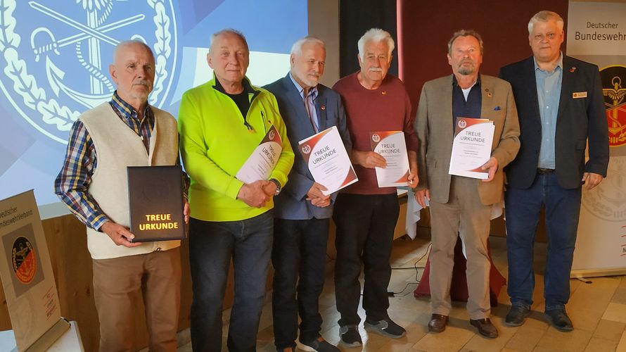 Die Treueurkunden erhielten Oberstabsfeldwebel a.D. Günter Herkert (60 Jahre) (von links), Hauptmann a.D. Uwe Grund, Hauptmann a.D. Ralph Stellmann, Hauptmann a.D. Berthold Pfeifer und Stabsfeldwebel a.D. Walter Michelfeit (50 Jahre) vom Bundesvorsitzenden ERH. Fotos: IK