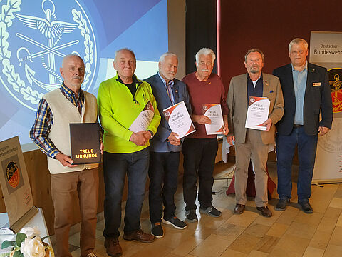 Die Treueurkunden erhielten Oberstabsfeldwebel a.D. Günter Herkert (60 Jahre) (von links), Hauptmann a.D. Uwe Grund, Hauptmann a.D. Ralph Stellmann, Hauptmann a.D. Berthold Pfeifer und Stabsfeldwebel a.D. Walter Michelfeit (50 Jahre) vom Bundesvorsitzenden ERH. Fotos: IK